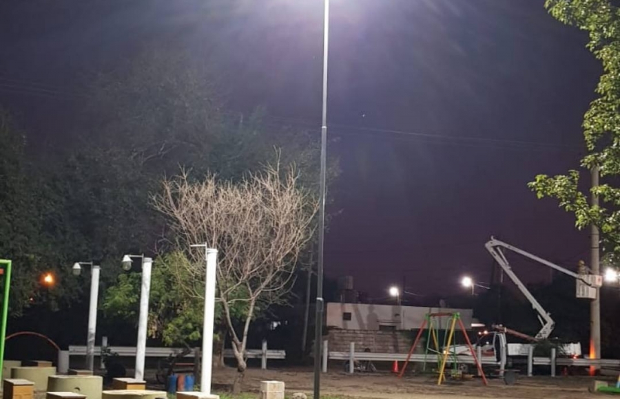 NUEVA ILUMINACIÓN EN PLAZA DE BARRIO LAS CORTADAS