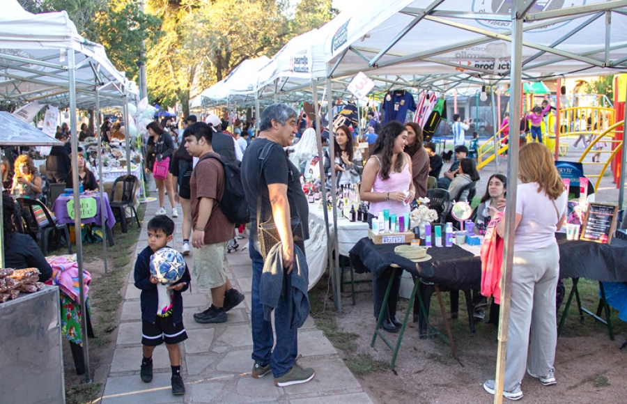 LA 4° FERIA REGIONAL DE ARTESANOS Y EMPRENDEDORES CONTINUÓ EN EL PASEO DN. JULIO QUINTEROS