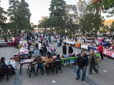 PRIMERA JORNADA DE LA 4° FERIA REGIONAL DE ARTESANOS Y EMPRENDEDORES EN PLAZA SARMIENTO